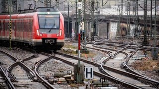 Eine S-Bahn fährt in den Bahnhof Stuttgart-Bad Cannstatt ein. 