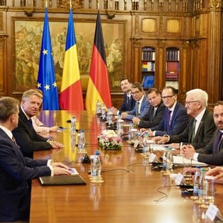 Baden-Württembergs Ministerpräsident Winfried Kretschmann (Grüne) mit dem rumänischen Präsidenten Klaus Johannis (links Mitte).