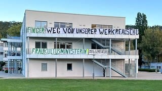 Ein Banner hängt an einer Werkrealschule in Niefern-Öschelbronn im Enzkreis.