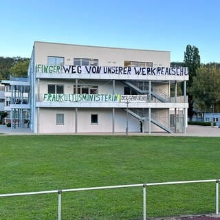 Ein Banner hängt an einer Werkrealschule in Niefern-Öschelbronn im Enzkreis.