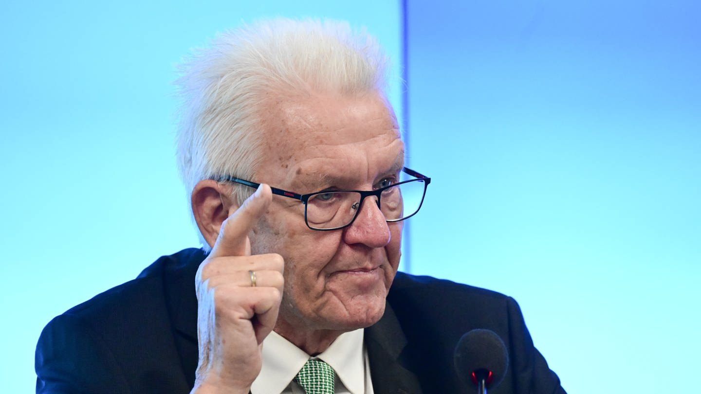 Der baden-württembergische Ministerpräsident Winfried Kretschmann (Grüne) spricht bei einer Pressekonferenz im Landtag (Archivbild).