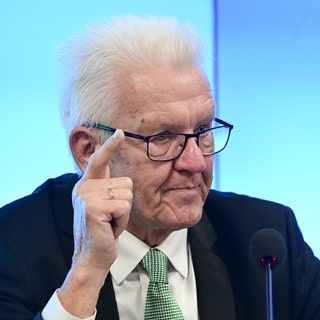 Der baden-württembergische Ministerpräsident Winfried Kretschmann (Grüne) spricht bei einer Pressekonferenz im Landtag (Archivbild).