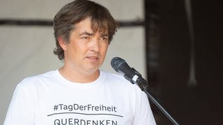 Michael Ballweg, Initiator von "Querdenken" während einer Kundgebung der Initiative "Querdenken 711" im unteren Schlossgarten in Stuttgart.