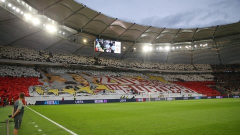 Choreo der Fans des VfB Stuttgart in Cannstatter Kurve: Zurück in Europa steht auf einem Banner.