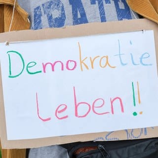 Schild mit Aufschrift "Demokratie leben!"