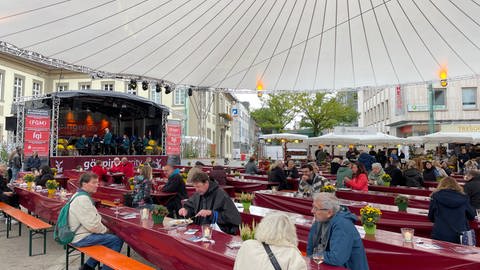 Besucher und Besucherinnen auf dem Göppinger Weinfest am Tag der Deutschen Einheit.