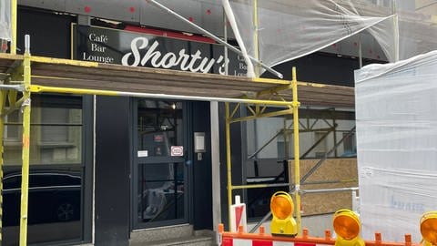 Bei Schüssen in der Bar "Shorty's" in Göppingen wurden 2 Personen schwer und eine Person tödlich verletzt.