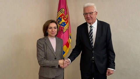 Ministerpräsident Winfried Kretschmann und Moldaus Präsidentin Maia Sandu schütteln sich die Hände.