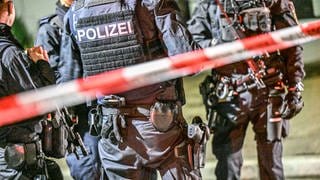 Polizei und ein Absperrband nach Schüssen in einer Bar in Göppingen.