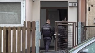 Ein Polizist sichert nach den Schüssen in GöppingenSpuren.