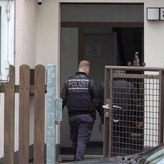 Ein Polizist sichert nach den Schüssen in GöppingenSpuren.