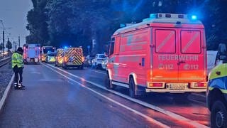 Einsatzfahrzeuge stehen in der Nürnberger Straße in Stuttgart-Bad Cannstatt. In der Kemmelbergstraße war in einem Mehrfamilienhaus ein Feuer ausgebrochen.