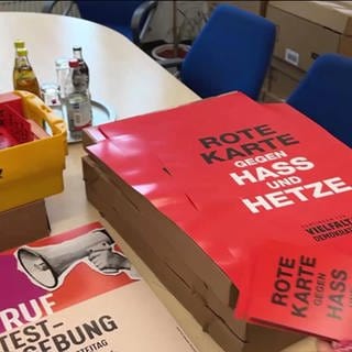 Ausgedruckte Plakate und Flyer