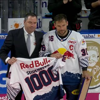 Eishockeyspieler Yannic Seidenberg mit Coach