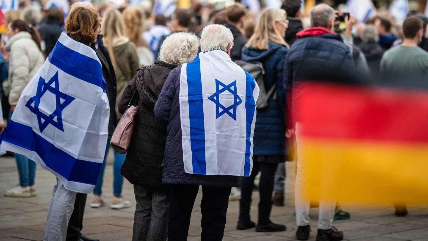 Zahlreiche Menschen nehmen auf dem Marktplatz in Stuttgart mit israelischen Flaggen an einer proisraelischen Kundgebung teil.