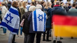 Zahlreiche Menschen nehmen auf dem Marktplatz in Stuttgart mit israelischen Flaggen an einer proisraelischen Kundgebung teil. 