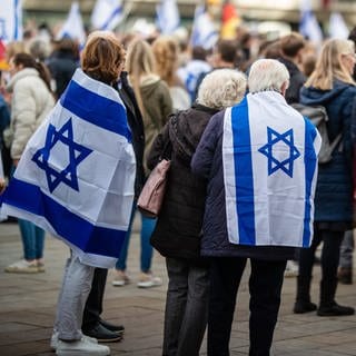 Zahlreiche Menschen nehmen auf dem Marktplatz in Stuttgart mit israelischen Flaggen an einer proisraelischen Kundgebung teil. 