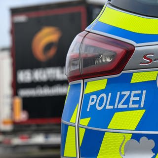 Symbolbild: Ein Fahrzeug der Autobahnpolizei steht auf einer Raststätte.