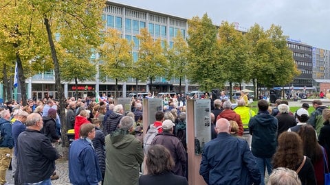 Ein Jahr nach dem Hamas-Angriff in Israel: Kundgebung auf dem Paradeplatz in Mannheim 