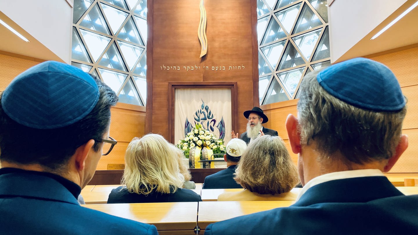 In Erinnerung an den Überfall der Hamas auf Israel wurde in der Synagoge in Ulm ein Kranz niedergelegt. Die Besucherinnen und Besucher hielten eine Schweigeminute ab und beteten gemeinsam.