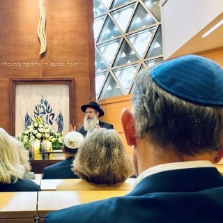 In Erinnerung an den Überfall der Hamas auf Israel wurde in der Synagoge in Ulm ein Kranz niedergelegt. Die Besucherinnen und Besucher hielten eine Schweigeminute ab und beteten gemeinsam.