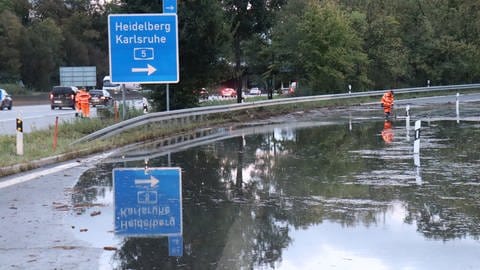 Die Überschwemmung auf dem Autobahnkreuz Weinheim an der Stelle A659 zu A5