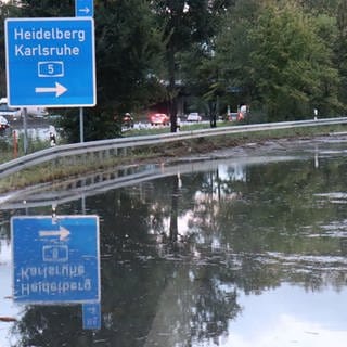 Die Überschwemmung auf dem Autobahnkreuz Weinheim an der Stelle A659 zu A5