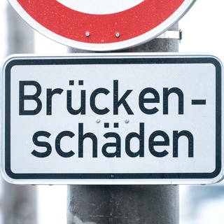 Ein Schild mit der Aufschrift "Brückenschäden".