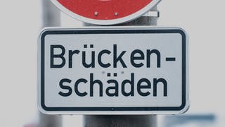 Ein Schild mit der Aufschrift Brückenschäden.