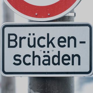 Ein Schild mit der Aufschrift Brückenschäden.