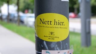 Auf einem gelben Aufkleber ist der Slogan "Nett hier. Aber waren Sie schon mal in Baden-Württemberg?" zu lesen.