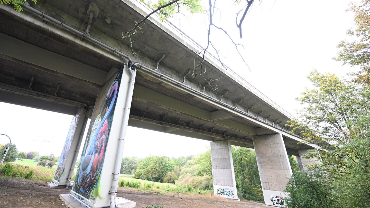 Die Brücke über das Körschtal bei Stuttgart ist sanierungsbedürftig. Das Land Baden-Württemberg will mit einer Sammelausschreibung Tempo in die Sanierung bringen.