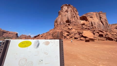 : ein "Nett hier"-Aufkleber im Monument Valley zwischen den US-Bundesstaaten Arizona und Utah.