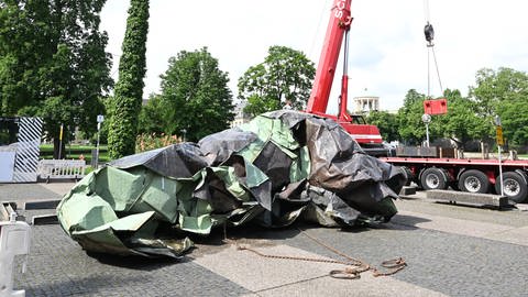 Das Teil von einem durch Unwetter demolierten und zerknüllten Kupferdaches der Stuttgarter Oper, das als Kunstwerk und "Mahnmal für den fortschreitenden Klimawandel" wurde im Mai wieder abgebaut.