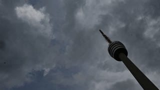 Symboldild: Dunkle Regenwolken sind am Himmel über dem Stuttgarter Fernsehturm zu sehen.