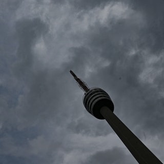 Symboldild: Dunkle Regenwolken sind am Himmel über dem Stuttgarter Fernsehturm zu sehen.