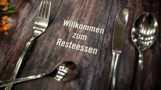 Symbolbild: "Willkommen zum Resteessen" steht auf der Unterlage eines Hotels. Studierende in Baden-Württemberg würden beim so genannten "Bändern" auch gerne mehr Reste essen.