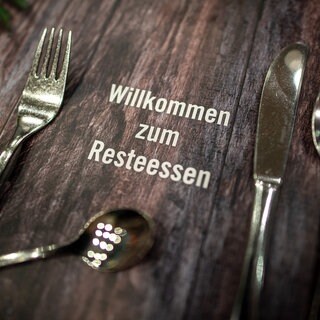 Symbolbild: "Willkommen zum Resteessen" steht auf der Unterlage eines Hotels. Studierende in Baden-Württemberg würden beim so genannten "Bändern" auch gerne mehr Reste essen.