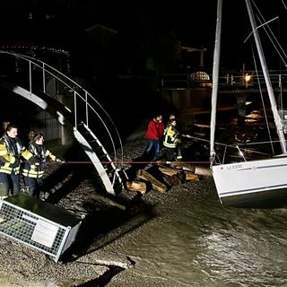 Bei schwerem Sturm versuchen Feuerwehr und THW in Wasserburg am Bodensee Boote zu sichern und ein Abtreiben zu verhindern