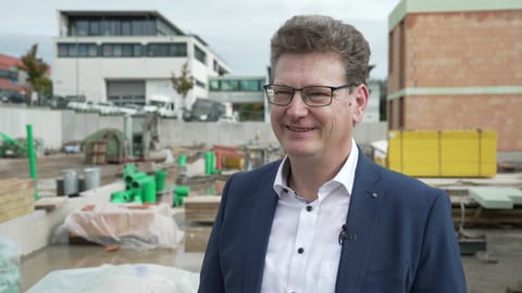 In Nürtingen wird das Werk erweitert: Martin Maier, Entwicklungsleiter von hofer powertrain, auf der Baustelle.