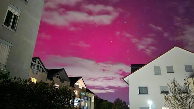 SWR-Aktuell-Leserin Vivi hat Polarlichter in Böblingen fotografiert.