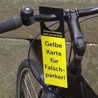 Fahrrad mit einer gelben Karte