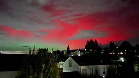 Polarlichter am Nachthimmel in Riederich (Kreis Reutlingen). Über mehreren Orten in Baden-Württemberg waren am Donnerstagabend Polarlichter zu sehen.