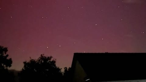 Himmel über Nagold-Mindersbach (Kreis Calw) mit Polarlichtern.