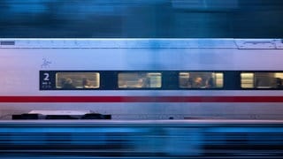 Ein ICE fährt aus dem Stuttgarter Hauptbahnhof (Archivbild).