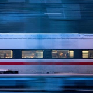 Ein ICE fährt aus dem Stuttgarter Hauptbahnhof (Archivbild).