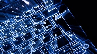 Das Foto zeigt die Tastatur eines Laptops. Kliniken werden immer wieder Opfer von Cyberattacken. Vier Unikliniken in BW wurden nun für ihr Engagement beim Thema Cybersicherheit ausgezeichnet.