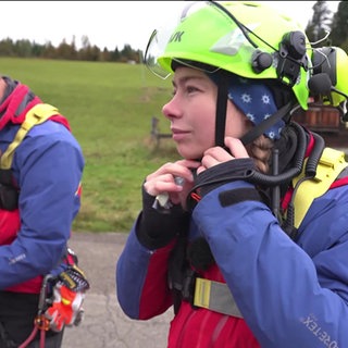 Luftretterin zieht sich ihren Helm an