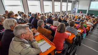 Seniorenstudenten und Gasthörer sind zum Semesterstart in einem Hörsaal der Leibniz Universität in Hannover (Niedersachsen). Auch in Baden-Württemberg nimmt die Zahl der Senioren-Studierenden weiter zu.