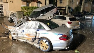 Apruptes Ende einer Verfolgungsfahrt: Gestohlenes Luxusfahrzeug prallt in geparkte Autos